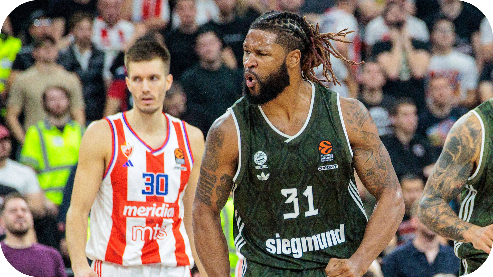 Ein Spieler des Basketballteams FC Bayern München jubelt energisch während eines Spiels gegen Roter Stern Belgrad in der Turkish Airlines EuroLeague.